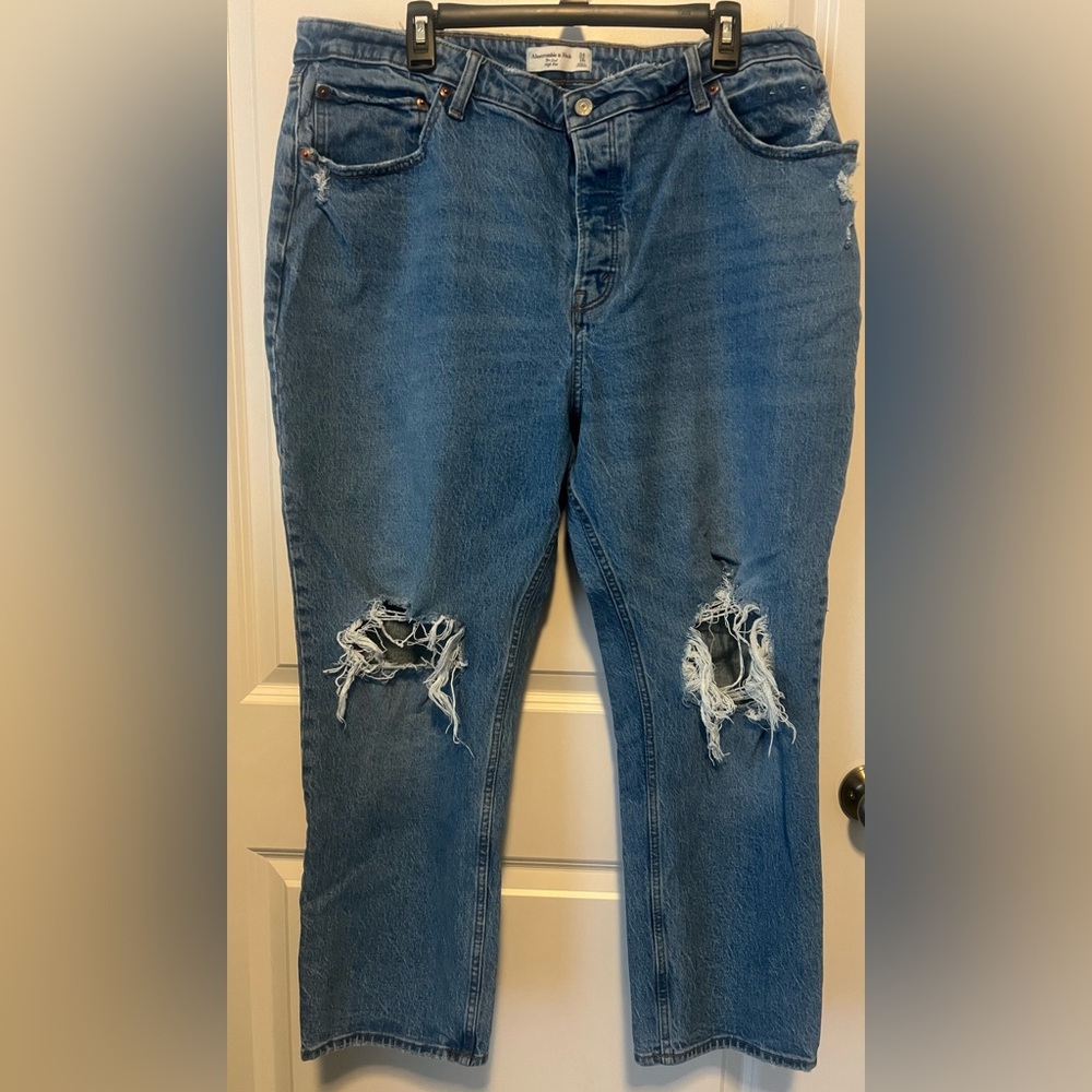 Abercrombie & Fitch Curve love high rise “dad” jeans. Size 34, 18s